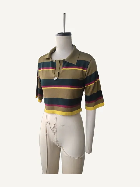 Gestreiftes kurzes Strickpolo an der Schneiderpuppe